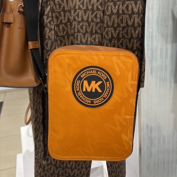 Michael Kors Kent Flight Bag Crossbody Honey Comb - Picture 5 of 16